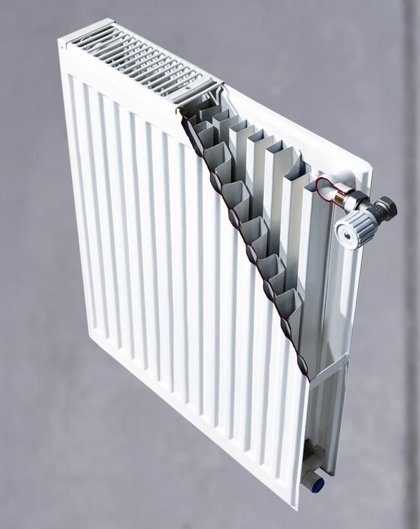 Modern bir iç mekânda panel kalorifer radyatörü